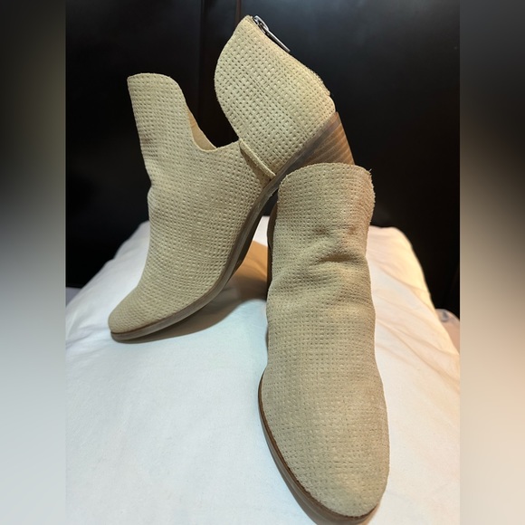 Lucky Brand Powe Suede Cutout Ankle Bootie 91/2  never used - Picture 3 of 9
